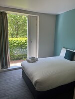 Standard dubbelrum | Skrivbord, arbetsyta för laptop, ljudisolering och strykjärn/strykbräda