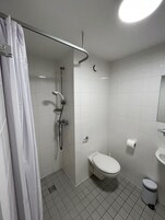 Standard enkelrum | Badrum | Dusch, hårtork, handdukar och tvål