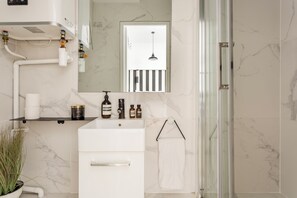 Studio, vue sur la cour intérieure | Salle de bain