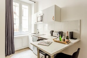 Studio, Courtyard View | Private kitchen - Reva Suites (Paris)
