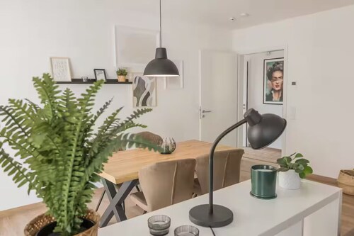 Modernes Luxus-Apartment mit Parkplatz und Balkon | HOMELY HUB APARTMENTS