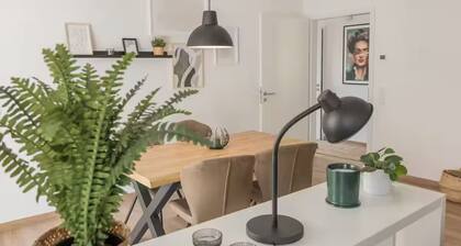 Modernes Luxus-Apartment mit Parkplatz und Balkon | HOMELY HUB APARTMENTS