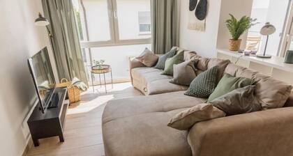 Modernes Luxus-Apartment mit Parkplatz und Balkon | HOMELY HUB APARTMENTS