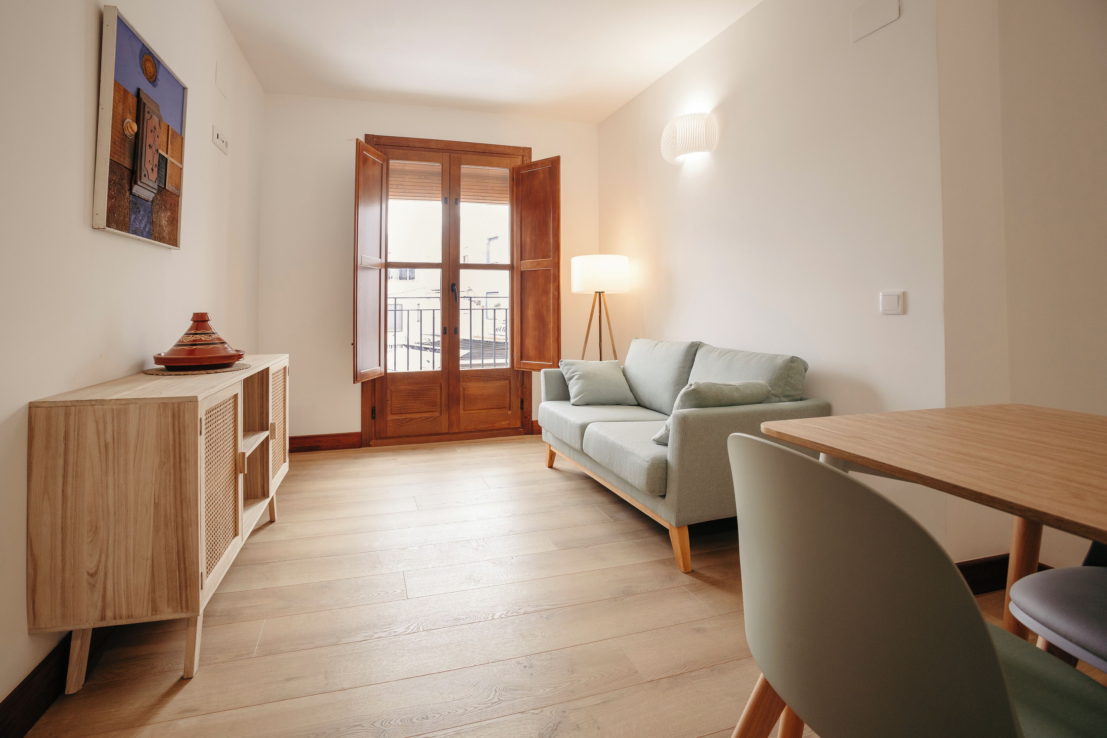 Habitación Confort, balcón, vista a la ciudad | Caja de seguridad en la habitación y decoración personalizada 