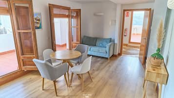 Deluxe-Doppelzimmer, Stadtblick | Zimmersafe, individuell dekoriert, individuell eingerichtet