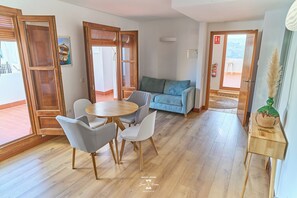 Deluxe Double Room, City View | In-room safe, individually decorated, individually furnished - La Plaza Hostal (Peniscola)