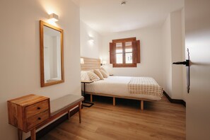 In-room safe, soundproofing, iron/ironing board, free WiFi