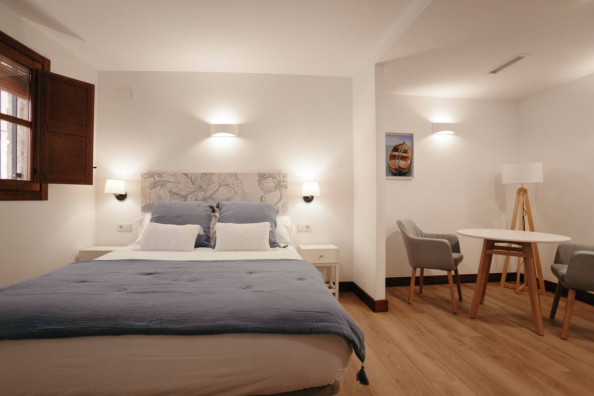 In-room safe, soundproofing, iron/ironing board, free WiFi