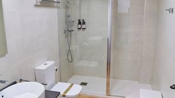 Dusche, kostenlose Toilettenartikel, Haartrockner, Handtücher