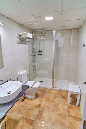 Een douche, gratis toiletartikelen, een haardroger, handdoeken