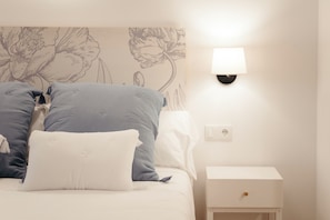 In-room safe, individually decorated, individually furnished - La Plaza Hostal (Peniscola)