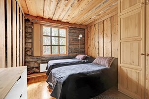 Habitación básica con 1 cama doble o 2 individuales, vistas al patio | Wifi gratis y ropa de cama