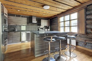 Frigorífico grande, microondas, horno y placa de cocina