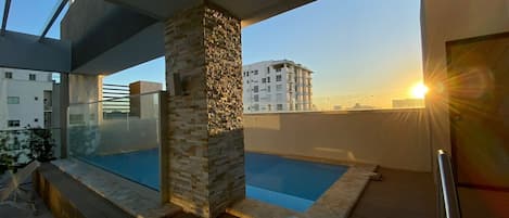 Una piscina al aire libre