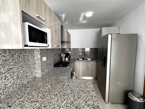 Refrigerador, microondas, horno y parrilla de estufa