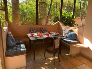 Villa clásica, vista al jardín | Terraza o patio