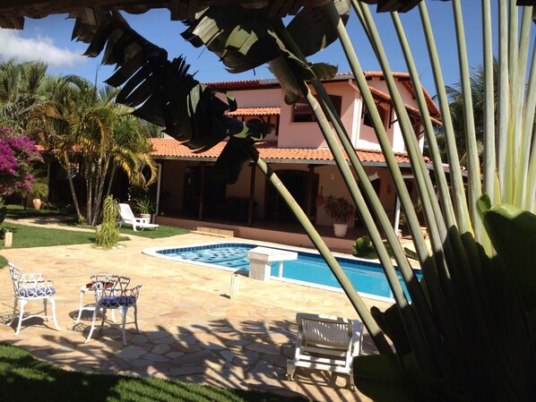 Vista frontal de la propiedad