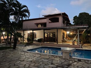 Vista frontal de la propiedad