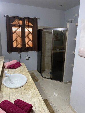 Regadera, toallas, papel de baño 