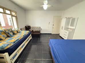1 chambre, fer et planche à repasser, accès Internet