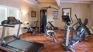 A gym with treadmills, exercise bikes, and weight machines. - The Rotspitz / Achensee (Tirol)
