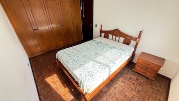 2 bedrooms, iron/ironing board, internet