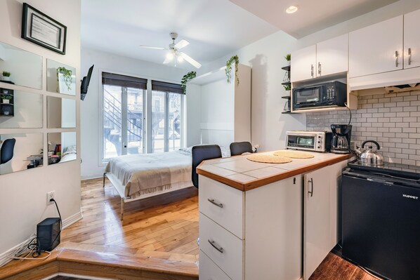 Réfrigérateur, four à micro-ondes, surface de cuisson, lave-vaisselle