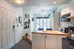 Réfrigérateur, micro-ondes, plaque de cuisson, lave-vaisselle