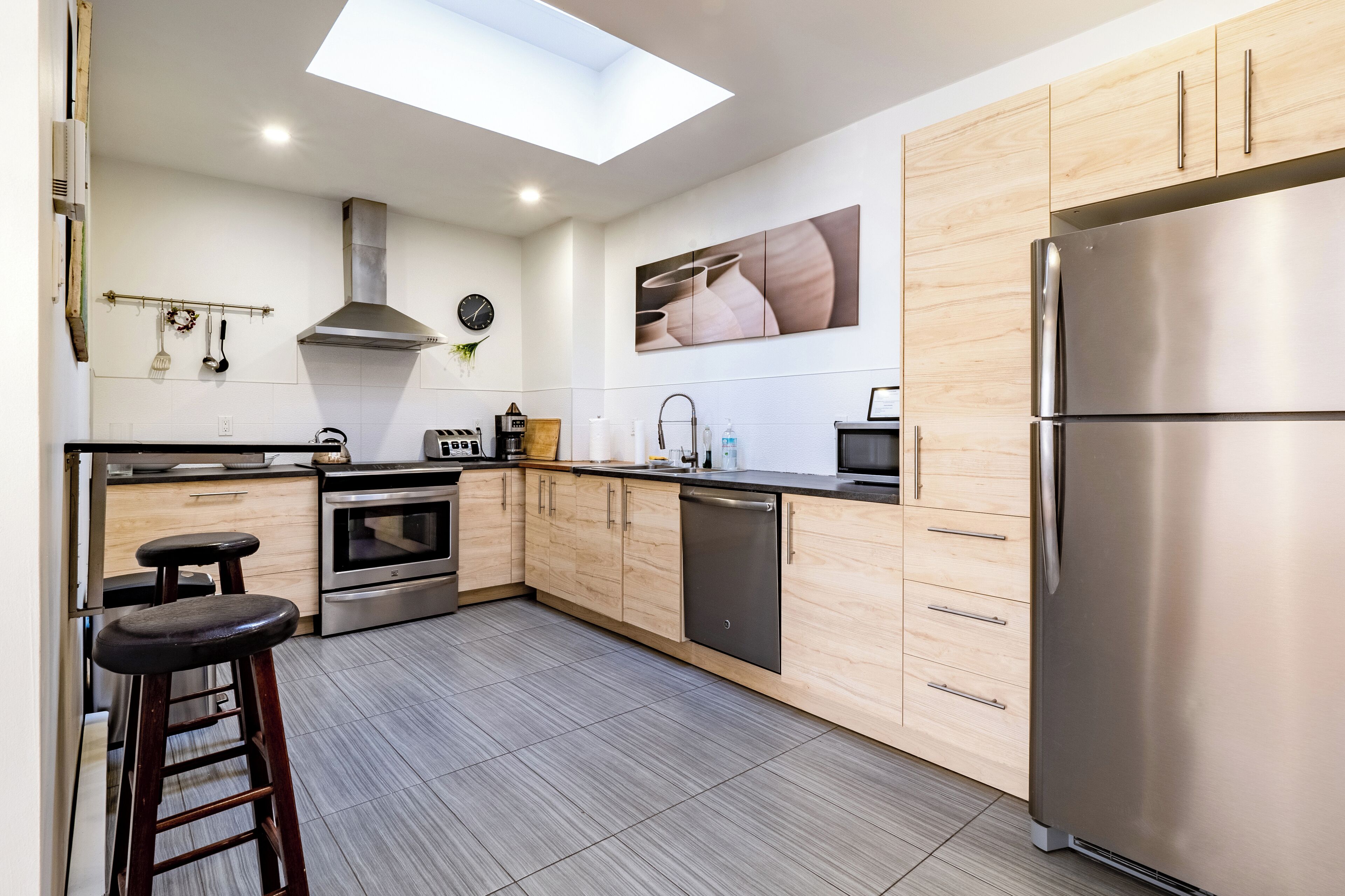 Réfrigérateur, micro-ondes, four, plaque de cuisson