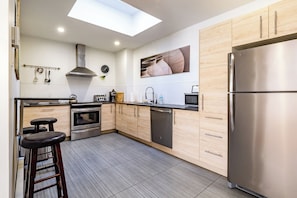 Fridge, microwave, oven, stovetop - Appart ROOMY/Plateau-Mont-Royal (Montréal)