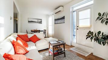 TV connectée, baby-foot, livres