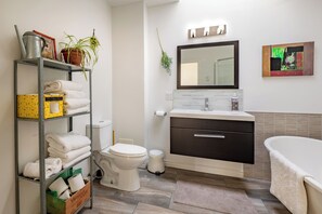Dusche, Haartrockner, Handtücher, Toilettenpapier