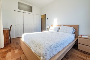 3 slaapkamers, een strijkplank/strijkijzer, gratis wifi, beddengoed