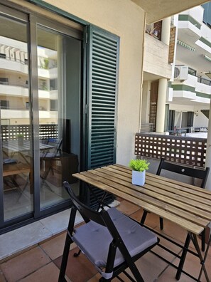 Outdoor dining - BEAUTIFUL APARTMENT ON THE BEACH, BRAND NEW, URBANIZATION IN FUENTEBRAVÍA, (El Puerto de Santa María)