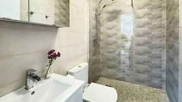 Een haardroger, handdoeken