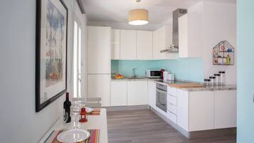 Een koelkast, een microgolfoven, een oven, een vaatwasser