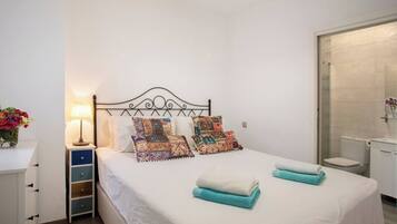 2 slaapkamers, een strijkplank/strijkijzer, gratis wifi, beddengoed