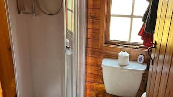 Cabaña | Baño | Regadera, secadora de cabello, toallas, papel de baño