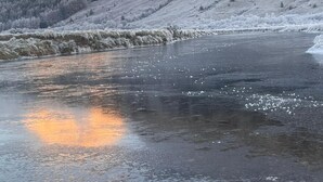 A frozen lake with reflections of a mountain and trees, surrounded by snow-covered hills. - Family Cabin Ben Morecrianlarich, West Highland (Crianlarich)