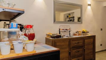 Café da manhã com buffet grátis todos os dias