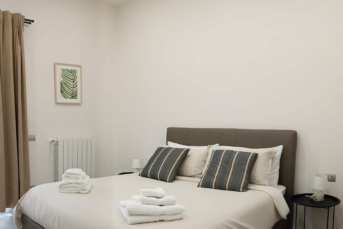 Doppia Comfort, vista giardino | Una scrivania, postazione laptop, tende oscuranti, insonorizzazione