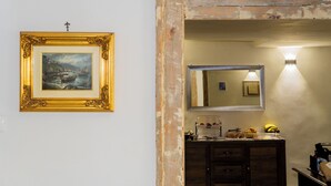 Ein Badezimmer mit Waschbecken, Spiegel und Pflegeprodukten.