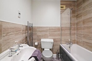 Sèche-cheveux, serviettes fournies