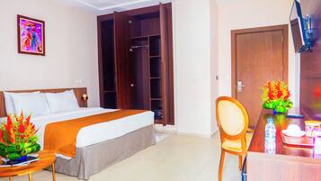 Habitació estàndard, balcó, vistes a la piscina | Caixa forta a l'habitació i escriptori