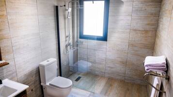 Deluxe Room, Balcony, Pool View | Bathroom