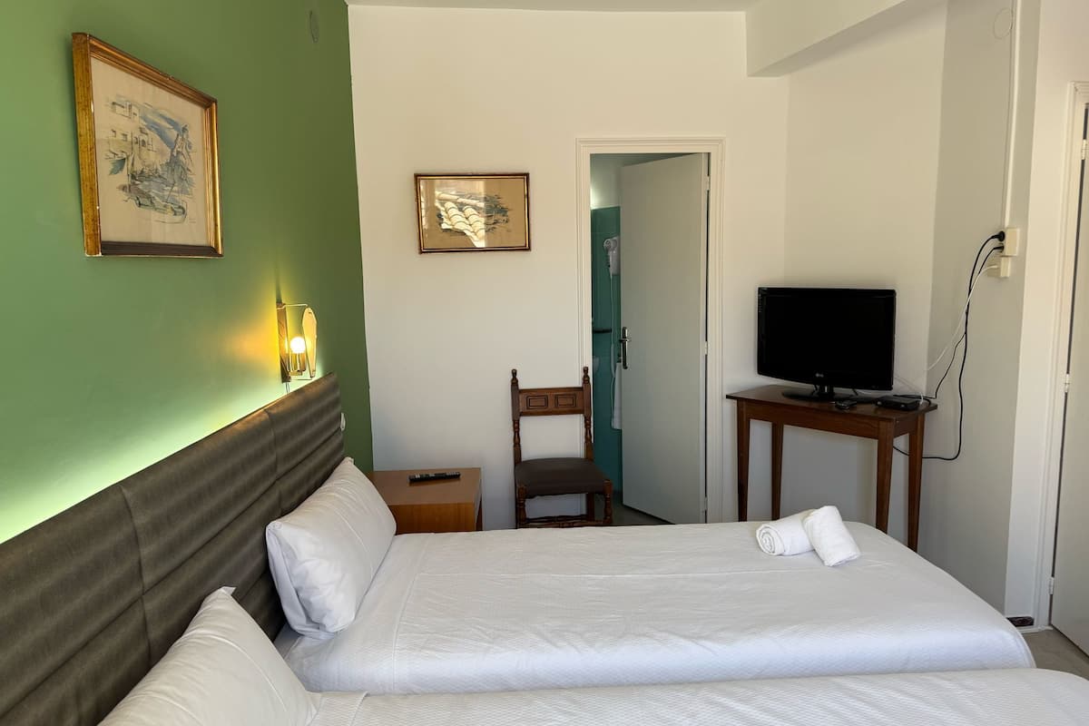 Kahden hengen deluxe-huone (kaksi sänkyä), parveke, kaupunkinäköala | Työpöytä, ilmainen Wi-Fi, vuodevaatteet