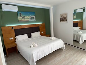 Escritorio, wifi gratis y ropa de cama