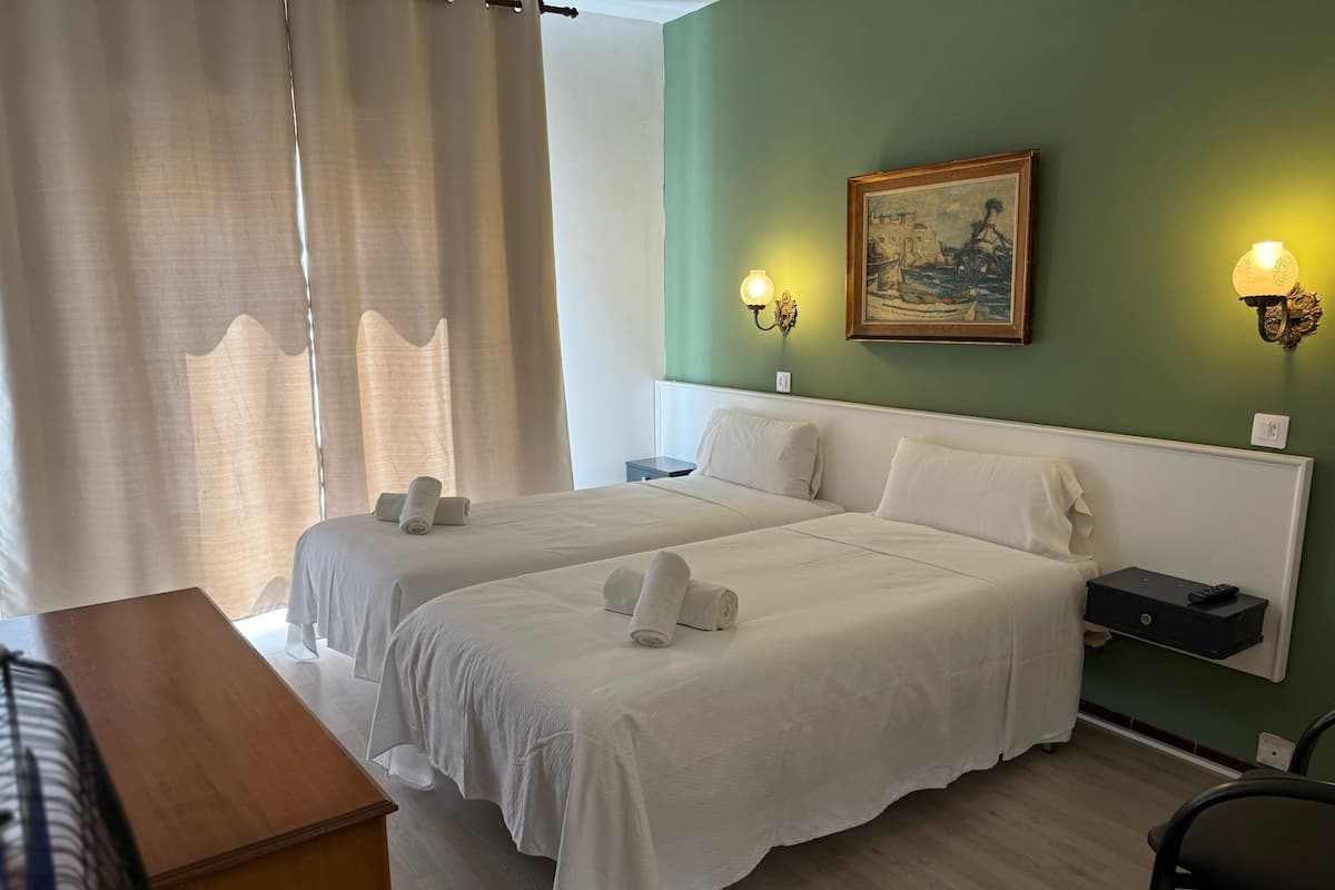 Deluxe Twin Room, Air conditioning | Desk, free WiFi, bed sheets