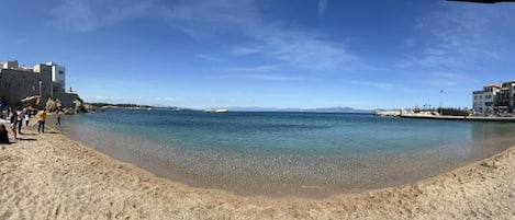 Una playa cerca, arena blanca