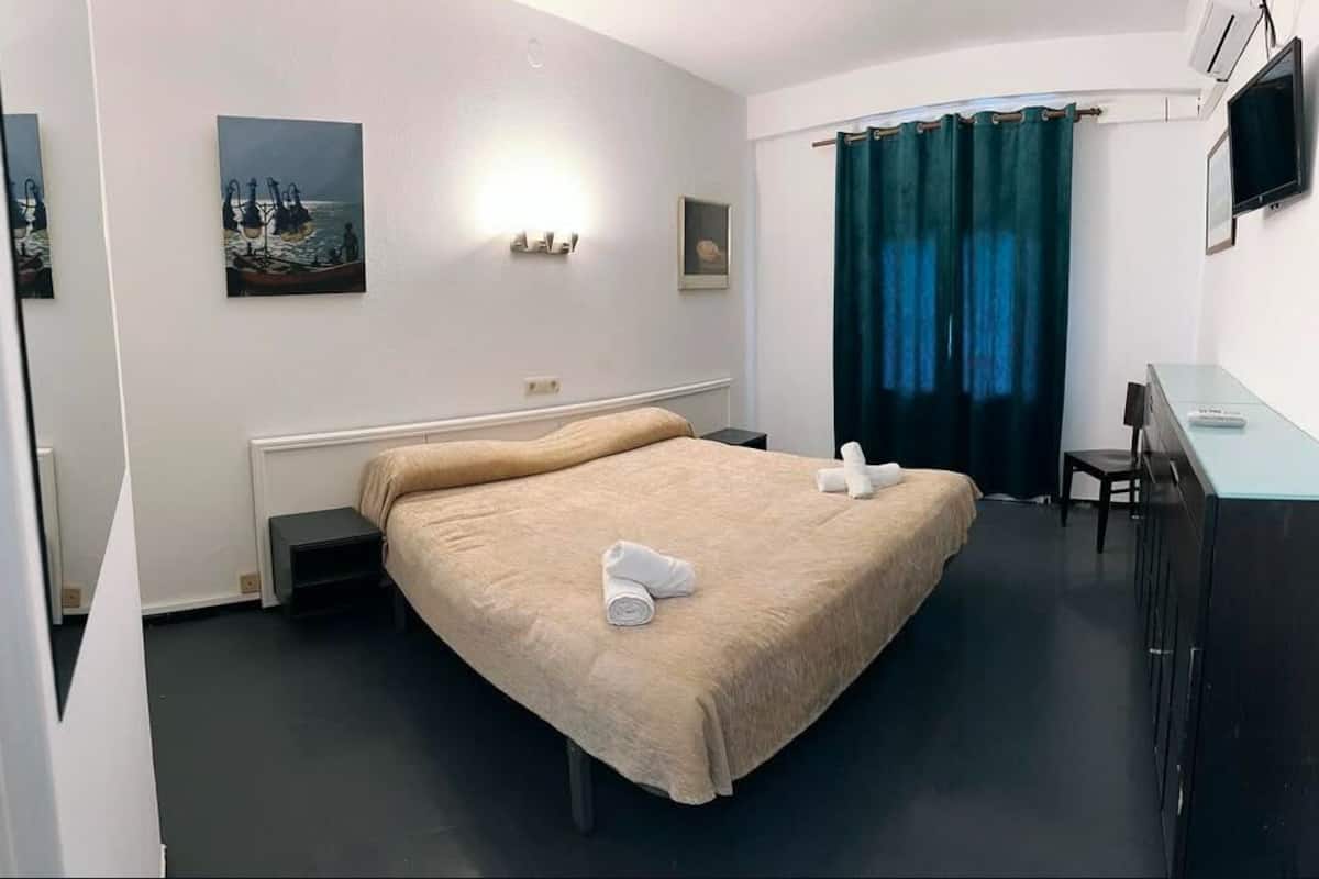 Kahden hengen deluxe-huone, parveke, kaupunkinäköala | Työpöytä, ilmainen Wi-Fi, vuodevaatteet